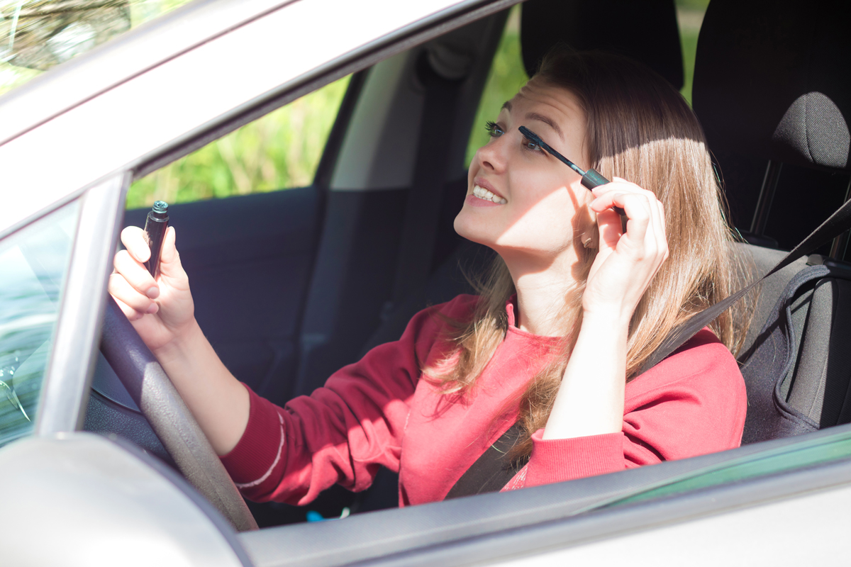 Jak bezpiecznie używać kosmetyków dookoła oczu
